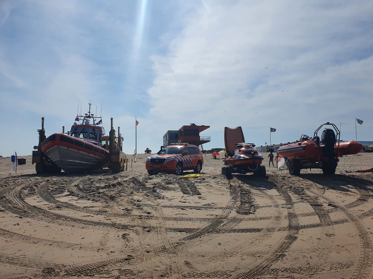 KNRMKatwijk's tweet photo. Ook in #Katwijk is de gele vlag van gevaarlijk zwemmen gehesen.

De reddingboot Edith Grondel staat vanwege het volle strand en dagelijkse alarmeringen op het strand thv @RBKatwijk zodat een snelle uitruk gegarandeerd blijft.

@KNRM @Kustwacht_nl @PolitieKatwijk @POL_OCDH 
#muien https://t.co/8u93Q2SLBj