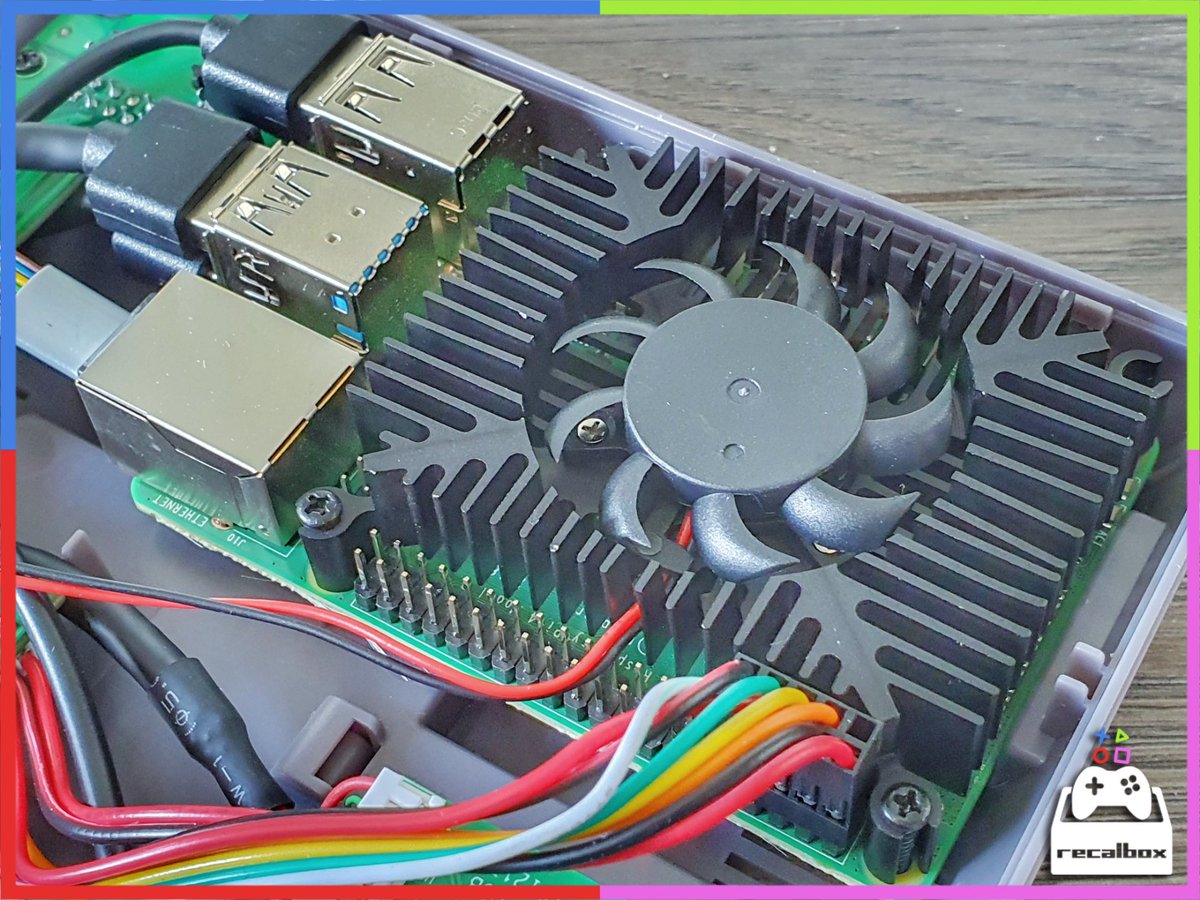 recalbox's tweet photo. Mais ce n'est pas tout : 
Le #NesPi4Case inclus une alimentation 3A, et intègre aussi directement un énorme dissipateur thermique, ainsi qu'un ventilateur pour une gestion de la température à première vue très efficace ! 👌😎☃️❄
TEST &amp; UNBOXING : ⤵️⤵️⤵️
https://t.co/keCJk15jTS https://t.co/n2CSd0UDpZ