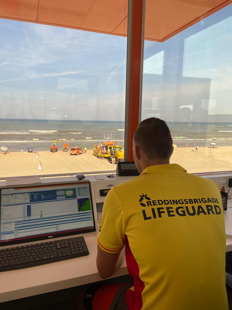 KNRMKatwijk's tweet photo. Ook in #Katwijk is de gele vlag van gevaarlijk zwemmen gehesen.

De reddingboot Edith Grondel staat vanwege het volle strand en dagelijkse alarmeringen op het strand thv @RBKatwijk zodat een snelle uitruk gegarandeerd blijft.

@KNRM @Kustwacht_nl @PolitieKatwijk @POL_OCDH 
#muien https://t.co/8u93Q2SLBj
