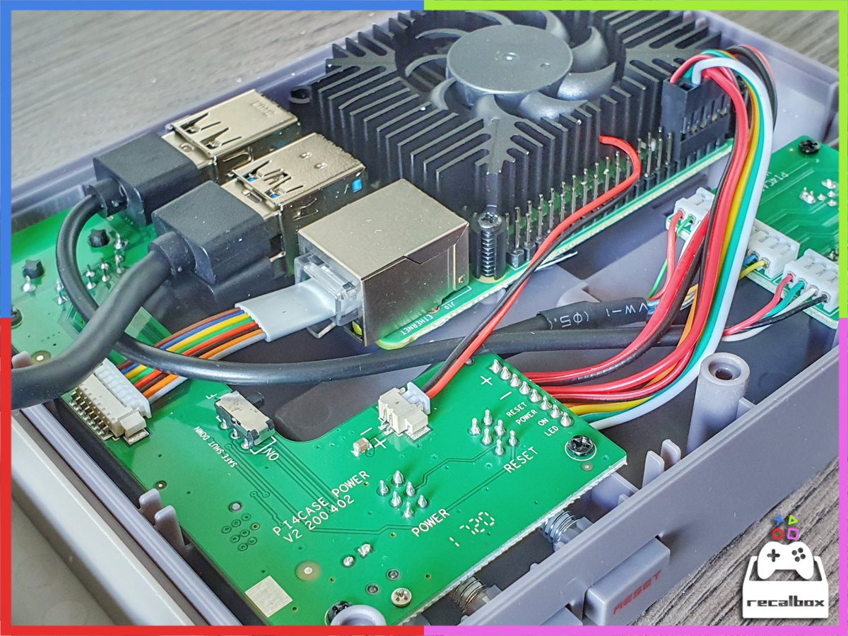 recalbox's tweet photo. Mais ce n'est pas tout : 
Le #NesPi4Case inclus une alimentation 3A, et intègre aussi directement un énorme dissipateur thermique, ainsi qu'un ventilateur pour une gestion de la température à première vue très efficace ! 👌😎☃️❄
TEST &amp; UNBOXING : ⤵️⤵️⤵️
https://t.co/keCJk15jTS https://t.co/n2CSd0UDpZ