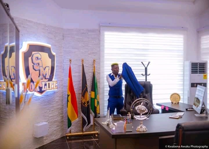 Highspirit_Son's tweet image. Presidential settings👑🔥
Shatta Wale has taken the music as a business and he he is the first African artist with an official office. 
SHATTA WALE I STAN❤✊
NOW AND FOREVER🔥
#1DON #1MAN #1STAND 👑
#ShattaQuotes