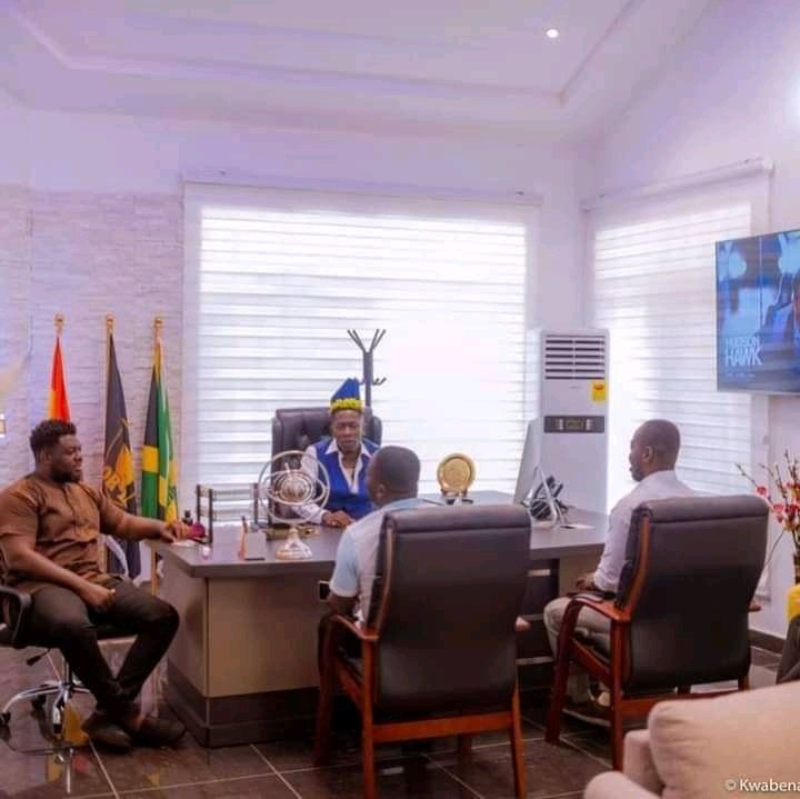 Highspirit_Son's tweet image. Presidential settings👑🔥
Shatta Wale has taken the music as a business and he he is the first African artist with an official office. 
SHATTA WALE I STAN❤✊
NOW AND FOREVER🔥
#1DON #1MAN #1STAND 👑
#ShattaQuotes