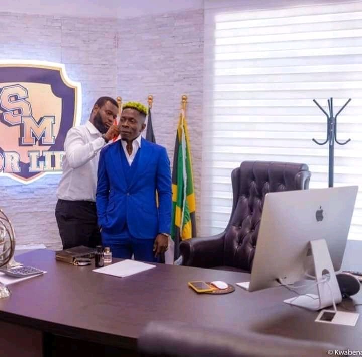 Highspirit_Son's tweet image. Presidential settings👑🔥
Shatta Wale has taken the music as a business and he he is the first African artist with an official office. 
SHATTA WALE I STAN❤✊
NOW AND FOREVER🔥
#1DON #1MAN #1STAND 👑
#ShattaQuotes