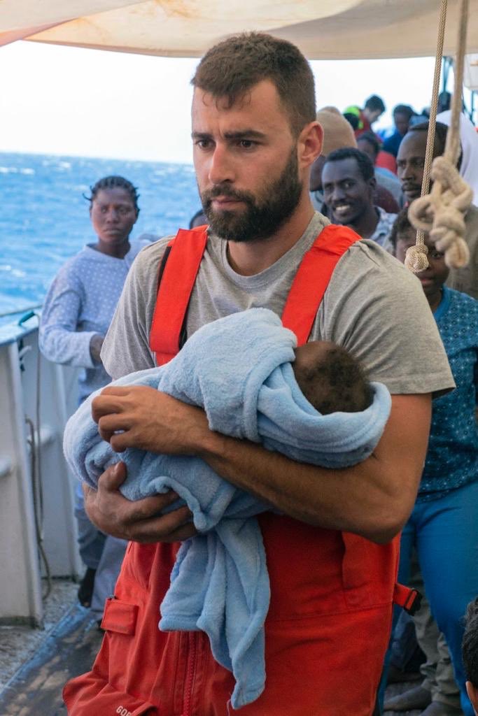 Se nos fue un grande, y nos duele mucho. Fer Garfella, compañero de misiones en este mar del que tantas vidas rescató y que ayer se cobró la suya. Se va un amigo, un admirado profesional, demasiado pronto, pero nos acompañará siempre. La lancha de rescate Echo 2 llevará su nombre