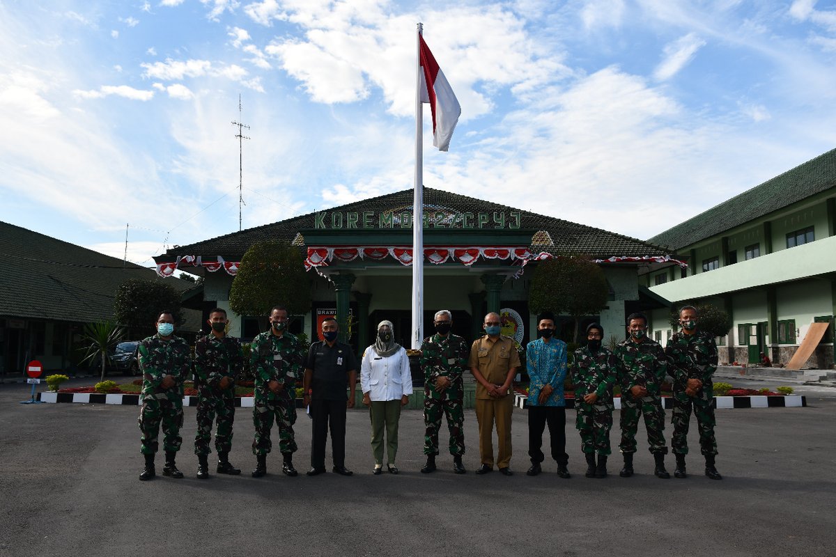 082Cpyj's tweet photo. Kasrem 082/CPYJ beserta Staf menyambut kedatangan Kunjungan Tim Kajian Bidang Ter dari Pok Sahli Pusterad. Mojokerto, 10/8/2020.
#pusterad #kodam5brw #korem_082 https://t.co/KySSBUo1vv