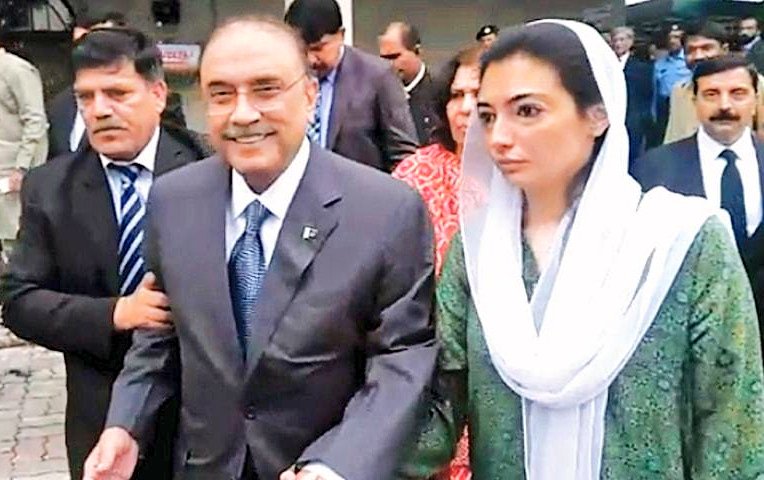 LarkanaPsf's tweet photo. Over a decade of political victimisation, 

❌ NRO 
❌ Deals 
❌ leave the country 

✅ Facing politically motivated cases
✅ Attending all his hearings 
✅ Fighting with dignity 

#HaqZardariSachZardari https://t.co/ZMY84sLEyo