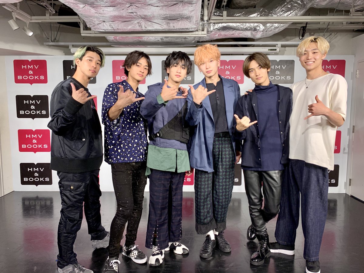 Hmv Books Shibuya Watwing 本日は1st Ep Forward リリースイベント にお越し頂きありがとうございました 当店イベント限定ブックカバーにサインを入れて頂きました 抽選で1名様にフォロー Rtでプレゼント 締切は8 17 店舗受取り限定 当選はdmにて