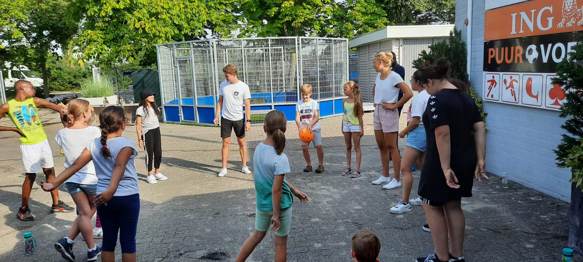 StMoveDelft's tweet photo. In #Delft bij #DSVFullSpeed is vanmorgen opnieuw een Move in 1 dag project van start gegaan! De dag is geopend door wethouder @karinschrederh2 en wordt uitgevoerd in samenwerking met @delftvoorelkaar. Het belooft een mooie dag te worden! #samenwerking https://t.co/dAmFubIBEQ