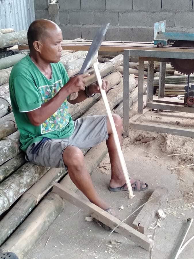 cebudailynews's tweet photo. LOOK: A group of Cotabato farmers led by a young agricultural engineer is now starting to make and market the Bamboo Face Shield. | via Manny Piñol, via @inquirerdotnet https://t.co/9kPzKo5N0B