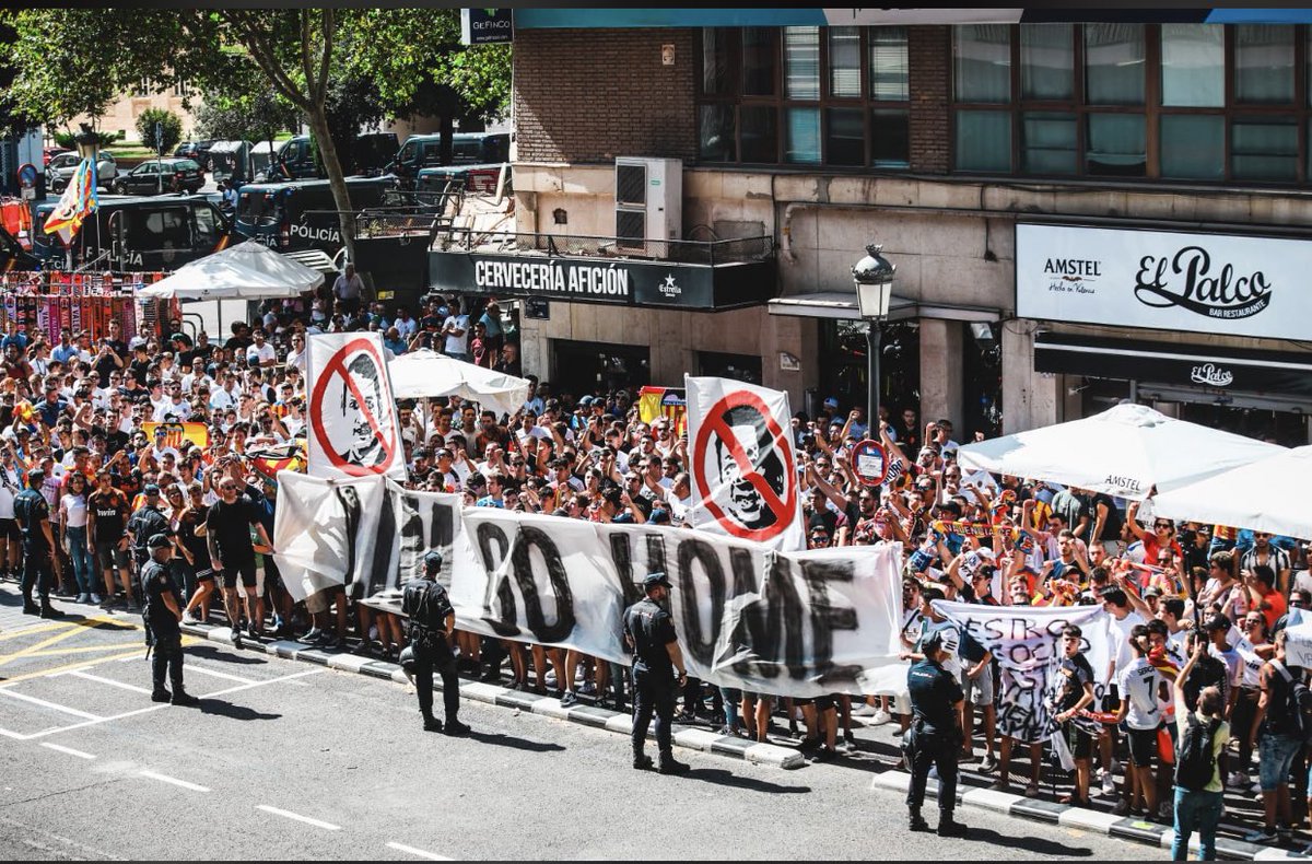 old_vcf's tweet photo. Nos decíais de todo, nos criticaron sin razón, nos expulsaron cn vuestro consentimiento. Si, la gran mayoría de mestalla tiene parte de culpa de todo lo que estamos viviendo hoy. No me dais pena. Antes llorábamos unos pocos ahora casi todos Es lo que hay. EL @valenciacf SE MUERE https://t.co/PPuxaQgmG0