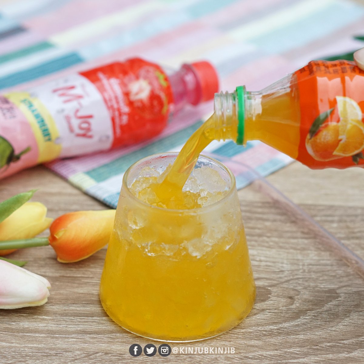 kinjubkinjib's tweet photo. 🍊🍓อู้ววว เจอน้ำผลไม้ผสมวุ้นมะพร้าว​ M-Joy ในแมคโคร ราคาน่าโดนมากแค่ 10฿ เท่านั้น เอามาทำ Home Cafe เก๋ๆดีฟ่า🍹ชอบตรงมีวุ้นมะพร้าวผสมอยู่ด้วยนี่แหละ มีความหนึบหนับเคี้ยวเพลินผสมอยู่ ชอบๆ...ดื่มตอนแช่เย็นๆนะชื่นใจมากกก https://t.co/HB8uwQxBLX