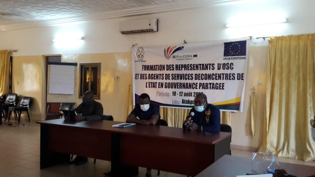 PlateauxMediaTV's tweet photo. Togo/ Atakpamé : Des représentants des OSC et agents de services déconcentrés de l'Etat, à l'école de la #Gouvernance_Partagée du 10 au 12/8/20 par le #ProCEMA. #UE https://t.co/H4iy7JclS9