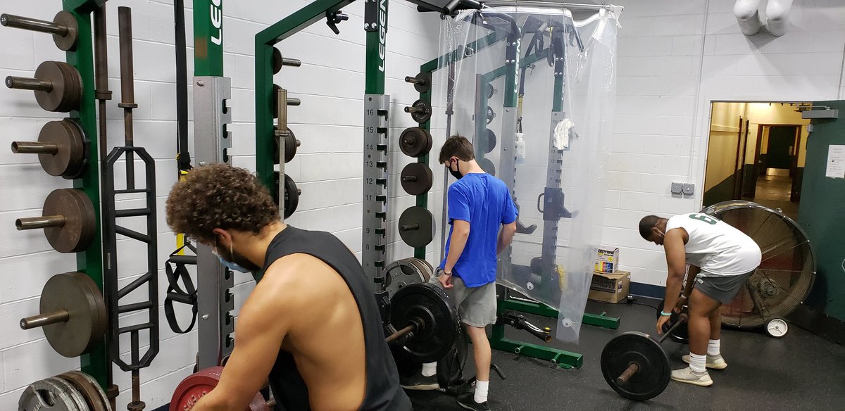 MHSWeightRoom's tweet photo. Just another day!!! Lets Goooo Hornets!!! 🐝🐝😷😷.. Do the right thing!! Training correctly #HornetPride #MHSStrong #SocialDistancing #WipeDowntheBars #MaskUpMA https://t.co/SwWArIv93m