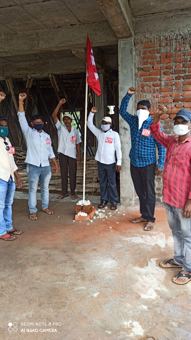 PRAKASHUTF's tweet image. 📝బామినిలో యూటిఎఫ్ పతాక ఆవిష్కరణ🙋‍

ఆంధ్రప్రదేశ్ ఐక్య ఉపాధ్యాయ ఫెడరేషన్ (APUTF) 47 వ ఆవిర్భావ దినోత్సవ కార్యక్రమంను బామినిలో జరిగింది.
యుటిఎఫ్ పతాకాన్ని మండల అధ్యక్షులు M జనార్దన రావు ఆవిష్కరించారు.. ఆవిష్కరణలో దండు.ప్రకాశరావు, బి.నాగయ్య, టి.గణపతి, పి.తిరపతిరావులు పాల్గొన్నారు.