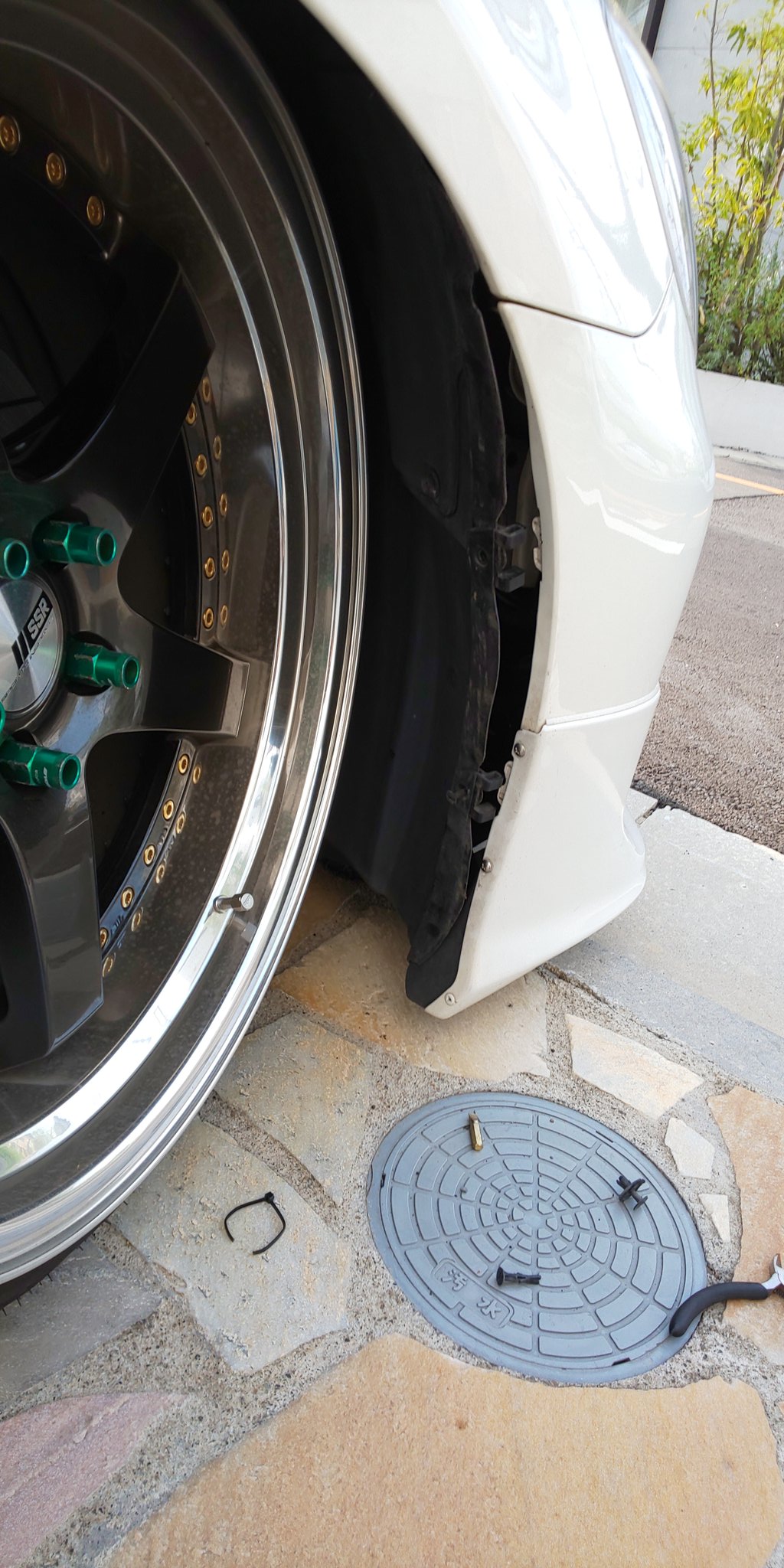 しょうへい 車弄るときに今あるアストロプロダクツのスロープでは上がりきらないから今日は自作でシャコタン様スロープ 作ったり マフラーの出面 高さ調整してあとめっちゃ明るいイエローフォグ取り付けして久しぶりに車弄った これでフォグのみで走行も