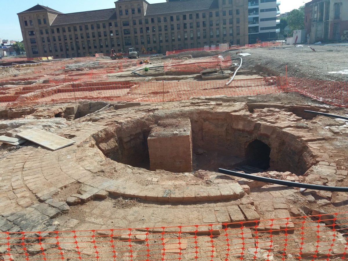 SMasificacion's tweet photo. Forns, galeries, passadissos, cambres, paviments... Amb més d'un segle d'història. Això no sortirà a cap nota de premsa de @LHAjuntament perquè no impedeix la construcció d'una escola sinó d'un negoci immobiliari. @nuriamarinlh penseu explicar a la ciutadania que s'està trobant? https://t.co/vjuglHtGPN