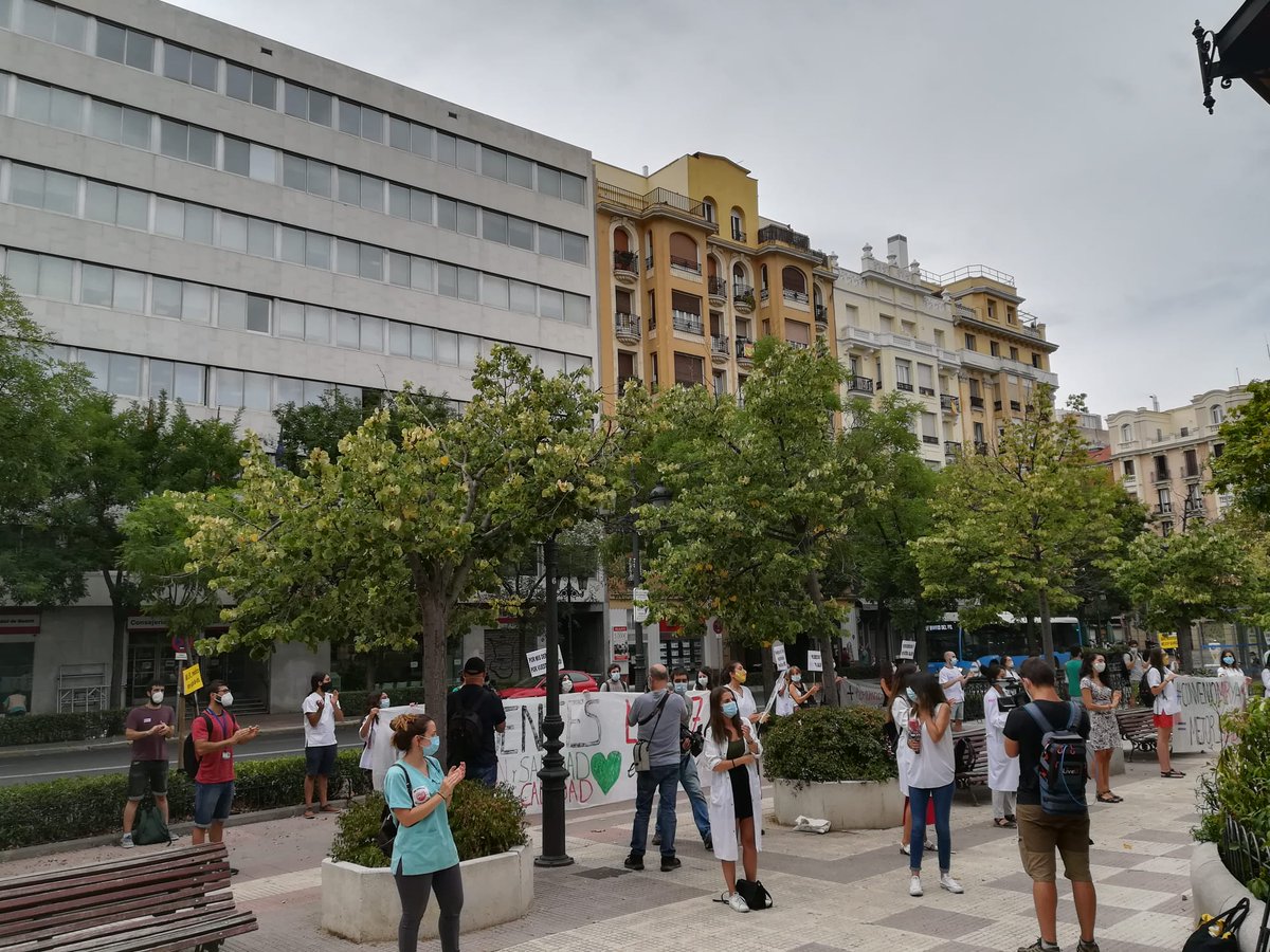 huelgamirmadrid's tweet photo. Con el mismo espíritu de lucha que el día 13 de julio y en vistas a la reunión de hoy con la Consejería, los residentes nos hemos concentrado esta mañana por un #DesbloqueoAlPreacuerdo. La #HuelgaMIR seguirá adelante hasta que no haya una oferta que garantice nuestros derechos. https://t.co/Wlhs6Dz9u3
