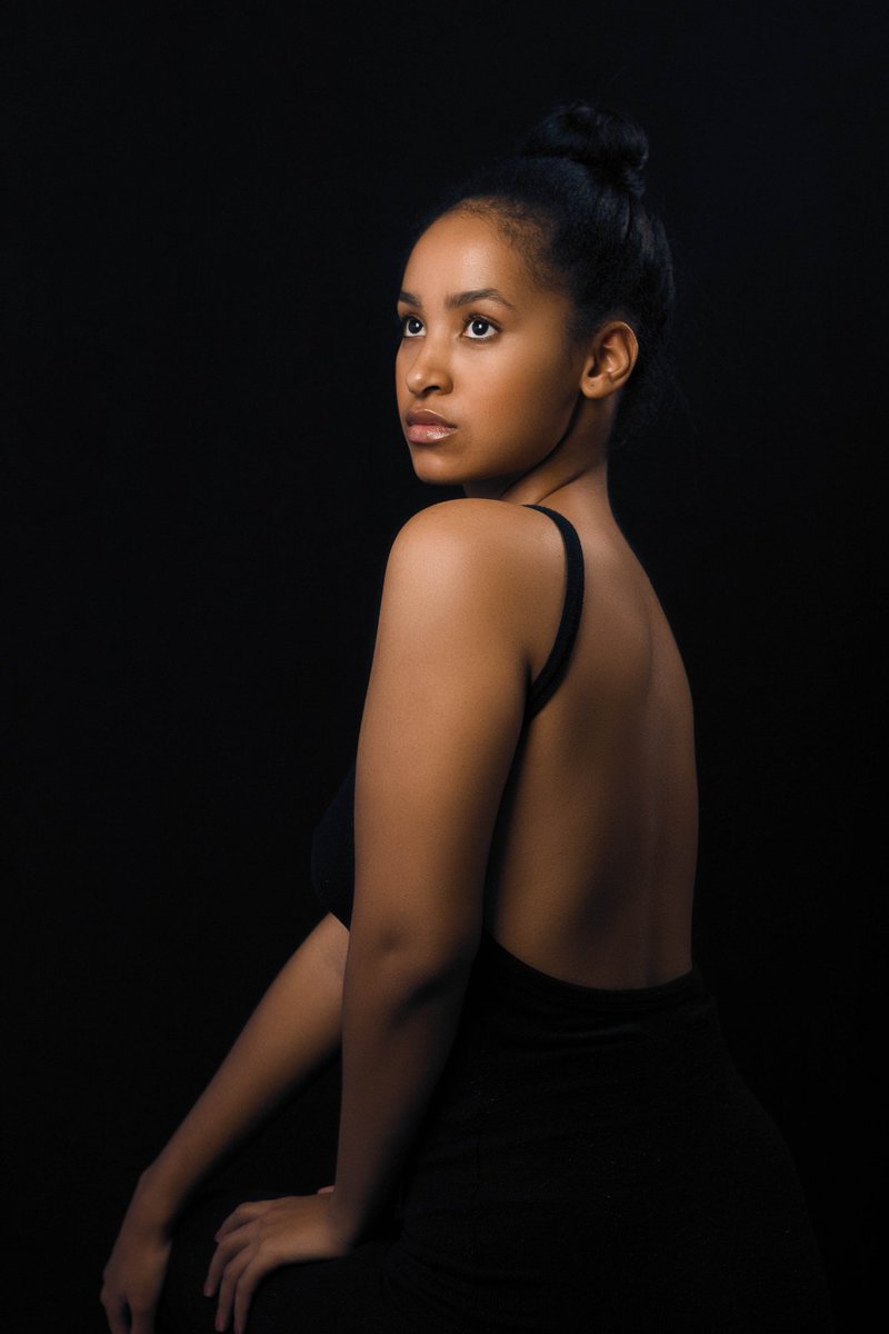 Siphakamisoza's tweet photo. #southafrica #portraits #cinematic #durban #canon #sonyalpha #black #lighting https://t.co/gAvE1YBHlN