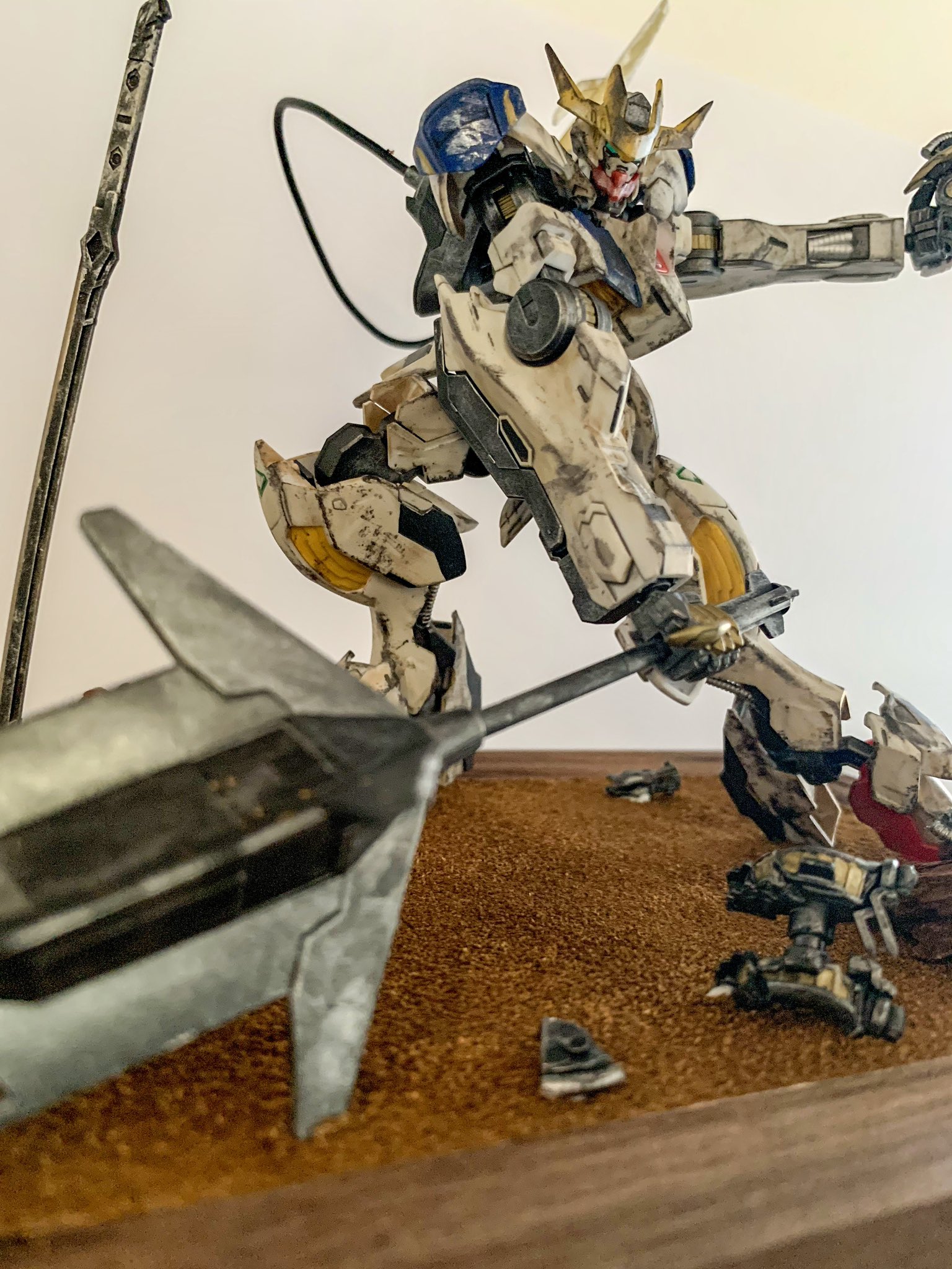 Yusuke Yamashiter ジオラマ2作目 ルプスレクス 最終決戦をイメージ 余りパーツを潰してバルバトスに破壊された感 フレームからはみ出した事で躍動感を表現してみた もう少し地面に情報量を増やす為に瓦礫とかを追加してみようかなぁ ジオラマ 鉄血 Yusuke Yamashiter ジオラマ2作目 ルプスレクス 最終決戦をイメージ 余りパーツを潰してバルバトスに破壊された感 フレームからはみ出した事で躍動感を表現してみた もう少し地面に情報量を増やす為に瓦礫とかを追加してみようかなぁ ジオラマ 鉄血