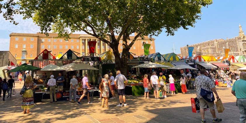 NorwichCityHost's tweet photo. Plenty of people out &amp; about today #Norwich #cityofstories it’s a beautiful day.🌞 #cityhosts #heretohelp come &amp; say hi 👋 #directions #information @VisitNorwich @NorwichBIDUK https://t.co/ey6Ib44EGk