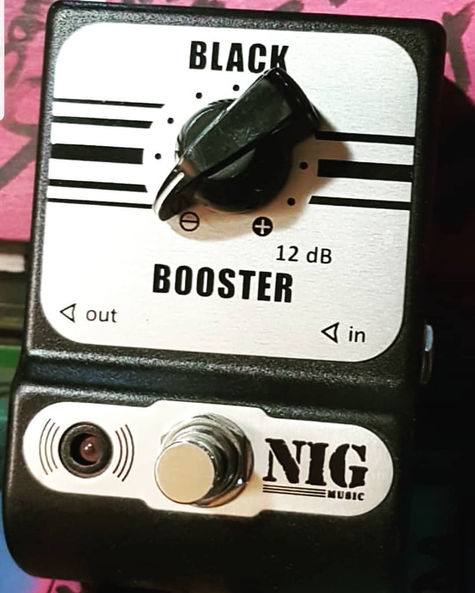 GNI_Music's tweet photo. BLACK BOOSTER: Pedal de ganho de volume. Vai de 0 a 12 decibéis de forma linear. Pode gerar distorção se forem combinados ganhos altos com sinal de entrada forte. #blackbooster #nigmusic #gnimusic #nigpedals #gnipedals #boutiquepedals #pedals #linhapocket #booster #nig #gni https://t.co/DKTQM666nf