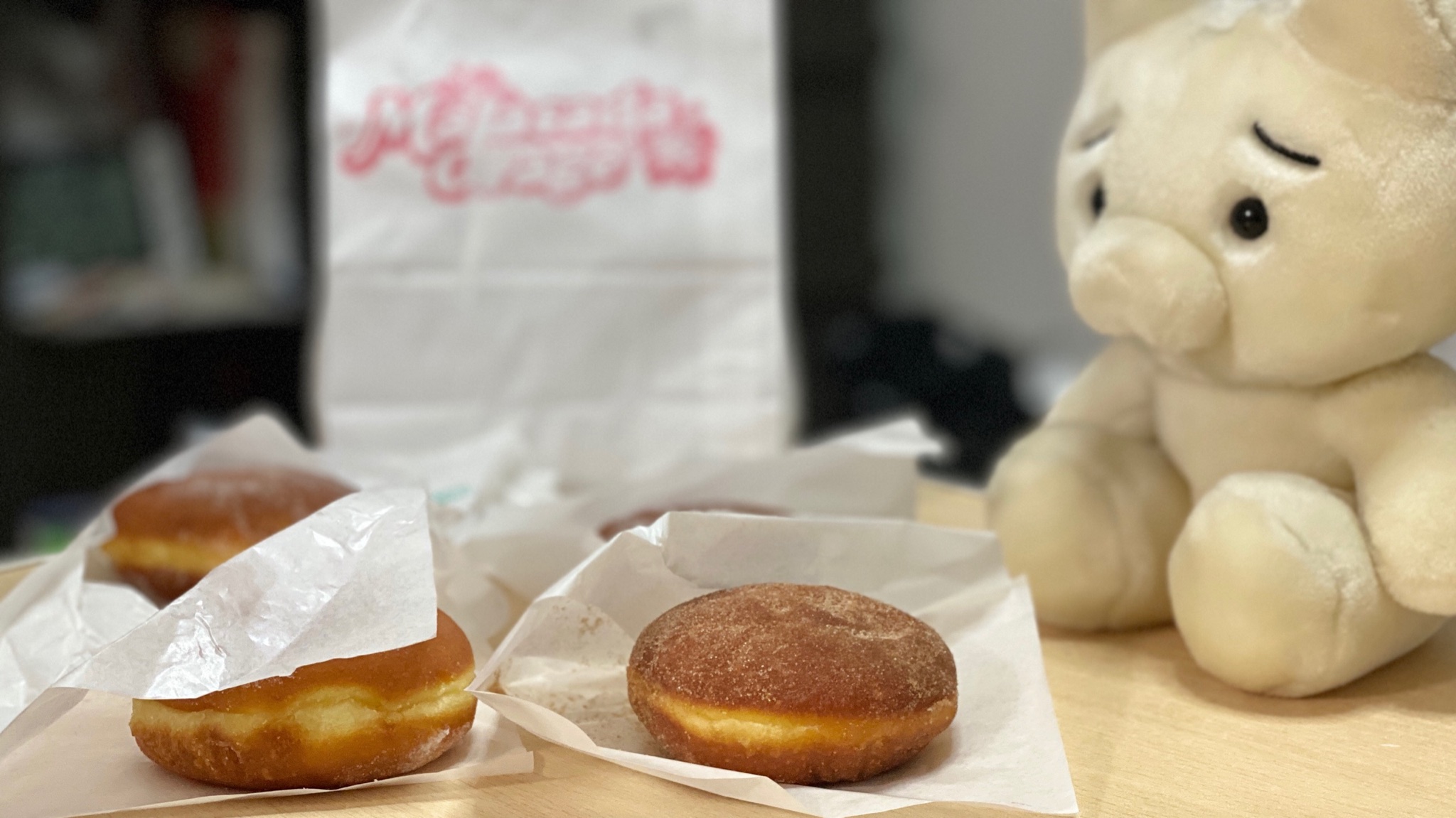 しょぼ W またしてもアロハ 昨日から気分は完全にハワイだお ハワイに行った事はない ポルトガルからハワイへ伝わったといわれる伝統的なお菓子 マラサダ をblue Water Shrimp Malasada Grageで買ってきたお 揚げパンっぽくてドーナツ的な