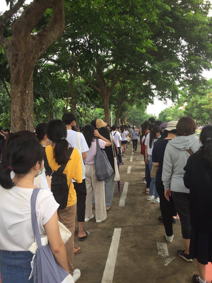 thetukk12's tweet photo. รอคิวสแกนวัดอุณหภูมิ แถวยาวววววววววว https://t.co/F8HPSPjAEk