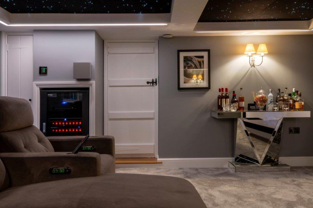 Install_Mag's tweet photo. UK Garage Home Cinema Conversion Rocks https://t.co/3KOU33N87U @newwave_av @ArtcousticUK @PulseCinemas @anthemav @SonyDisplays @Control4 @kaleidescape @Sonos @hometechgallery
#homeautomation #AVTweeps #tech @CEDIA_EMEA  #hifi  #AV  #Liveinstall  #avwteeps  #homecinema https://t.co/jcP4YK0v8v