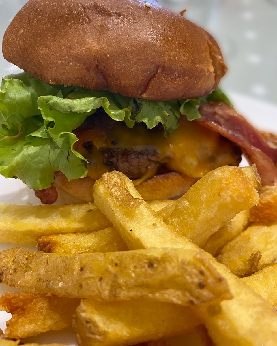 BentleysBurger's tweet photo. Si te gustan las hamburguesas, te encantará Bentley´s. Échale un ojo a nuestra carta y encuentra tu sabor favorito. Saborea California.
https://t.co/IW4FCMX2w6 https://t.co/ohiSMyRuoY