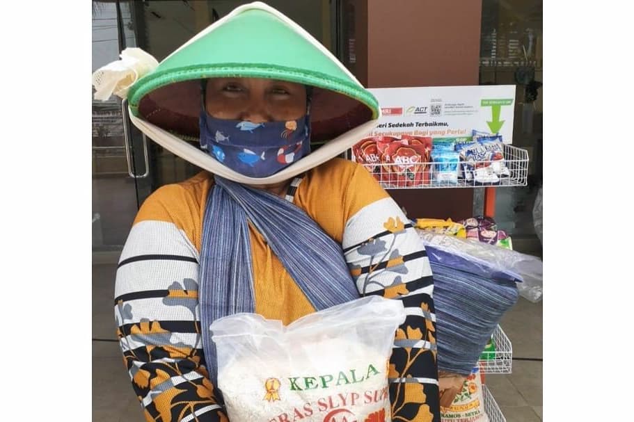 Setelah kemarin pagi sebuah postingan tntng Lumbung Sedekah Pangan di Masjid Al-Ikhlas Bumi Dirgantara Permai, Bekasi, tak lama kemudian dermawan pun berdatangan utk mengeruk pahala. Mereka menaruh bahan pokok yg bisa diambil oleh masyarakat yg membutuhkan,

#LumbungSedekahPangan