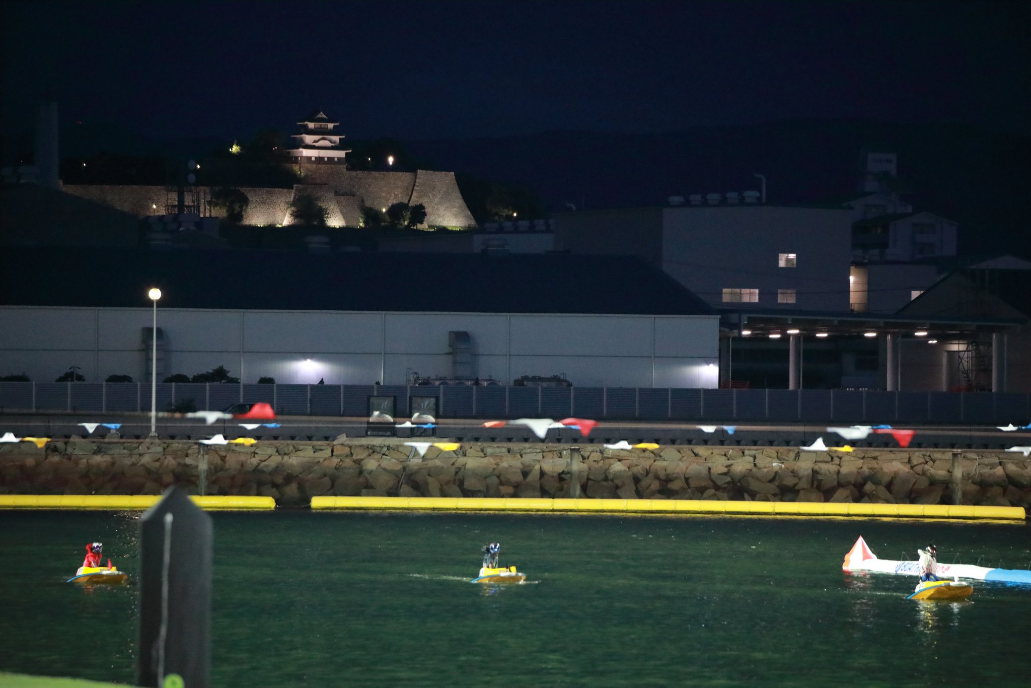 ボートレースまるがめ 公式 丸亀 マクール杯 2日目 今日3着2着とし 得点率を6 25に伸ばした森野正弘選手 見事ランクアップに成功したカメ 明日の準優勝戦もご期待くださいっ 夜の丸亀城を