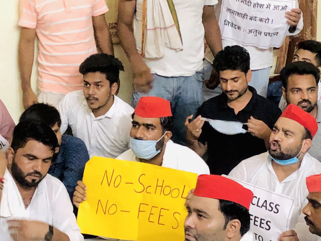 HaivinKhan's tweet photo. #No_class #No_fees मुहिम को लेकर #सयुंक्त_शिक्षा_निदेश मेरठ मंडल मेरठ के कार्यालय का घेराव किया और हमारी माँग है कि जब तक अभिभावकों के साथ इंसाफ़ नहीं हो जाता हैं तब तक हमारा आंदोलन जारी रहेगा ! @samajwadiparty @yadavakhilesh @ManojSinghKAKA @atulpradhansp https://t.co/LVWSss7oN2