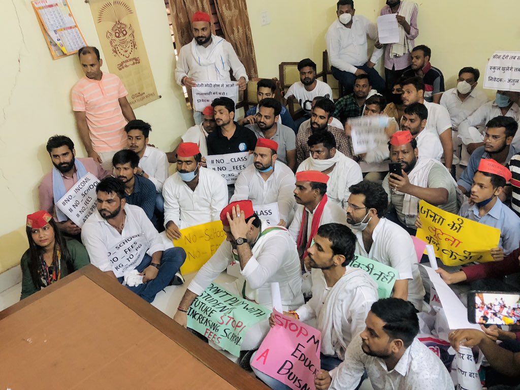HaivinKhan's tweet photo. #No_class #No_fees मुहिम को लेकर #सयुंक्त_शिक्षा_निदेश मेरठ मंडल मेरठ के कार्यालय का घेराव किया और हमारी माँग है कि जब तक अभिभावकों के साथ इंसाफ़ नहीं हो जाता हैं तब तक हमारा आंदोलन जारी रहेगा ! @samajwadiparty @yadavakhilesh @ManojSinghKAKA @atulpradhansp https://t.co/LVWSss7oN2
