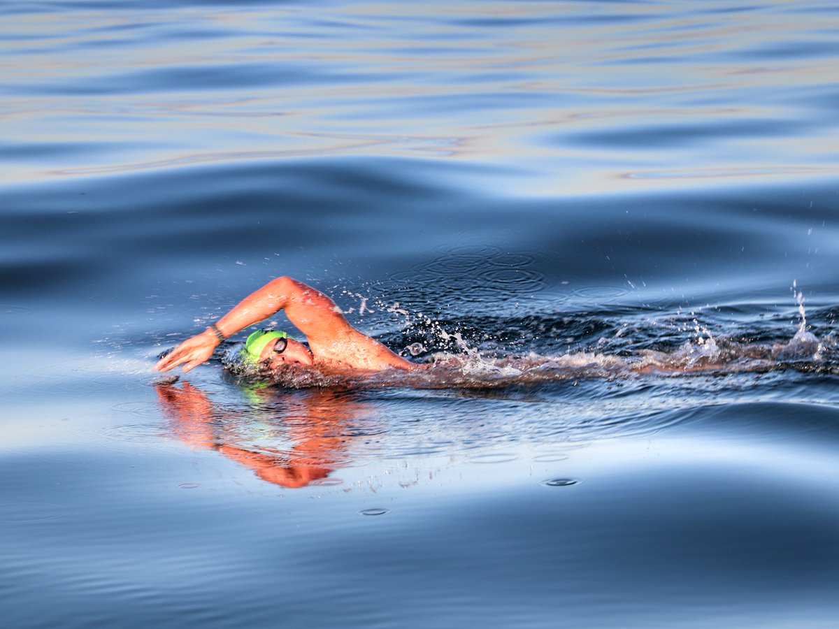 RnRTriCamps's tweet photo. We continue #MedalMonday celebrating the #RnRCoached team – ‘A Doctor, Teacher, Princess and A Frog Go Swimming’ who Friday completed their #EnglishChannel #Swim relay in 11h32m.
The team of @perrinefage1 MikeHilton James Toplis and Victoria Annis @OTESportsGB @HUUBDesign https://t.co/KLKN4zHu9H