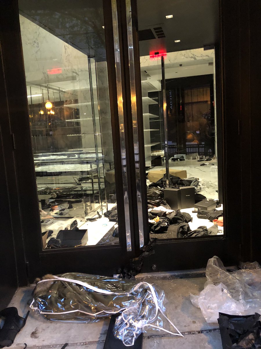 liznagy's tweet photo. Downtown Chicago is trashed after widespread late night looting
This is just a portion of the damage at high end stores on the Gold Coast @ABC7Chicago https://t.co/mSqp8ZLHvp