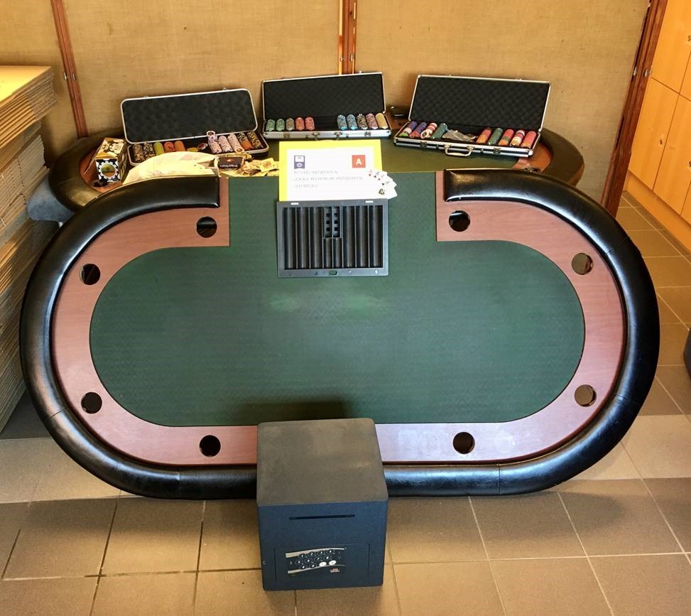 Dit weekend nam de recherche leefmilieu en de wijkwerking Oost 6 500 euro in beslag op een illegaal pokertornooi.
