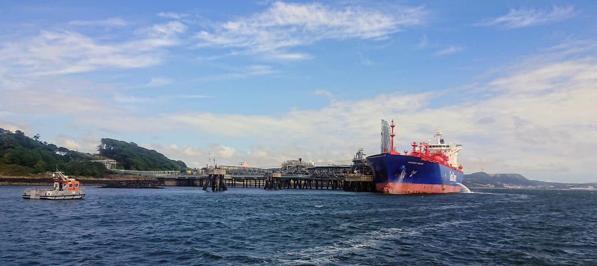 GraypenLtd's tweet photo. Gaschem Bremen berthing at Braefoot Bay yesterday. Loading a cargo of Butane and Propane. Photos courtesy of our local boatmen / launch company
#Braefoot #Loading #Butane #Propane #Shipping #Graypen https://t.co/grcBQZhPyn