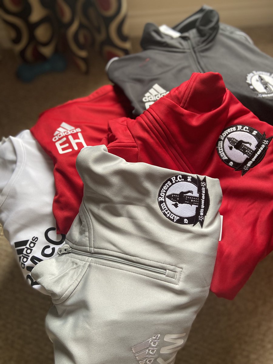antrov_lfc's tweet photo. Some of the new training gear arrived from @3QSports  😍 badge looks fantastic 👏👏 https://t.co/ozHVdoCPpQ