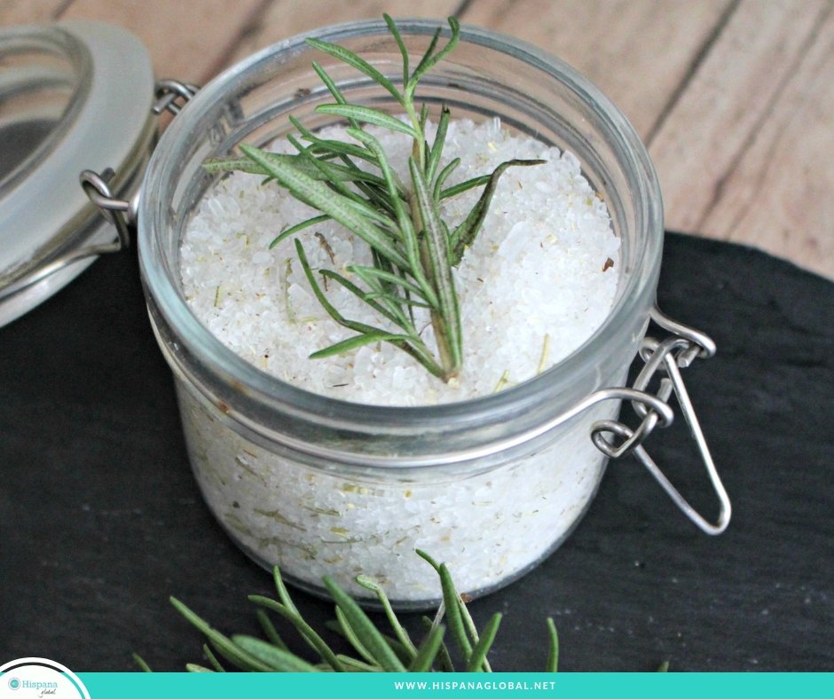 These rosemary chamomile detox bath salts are so e...