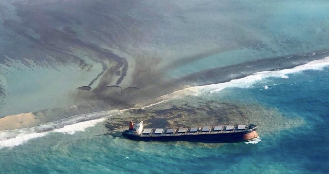 Course contre la montre à l’île Maurice : il faut une aide internationale d’ampleur.
Le vraquier menace maintenant de se briser en deux, 3000 tonnes supplémentaires d’hydrocarbures pourraient se déverser dans la mer. <a href="/PKJugnauth/">Pravind Jugnauth</a>
