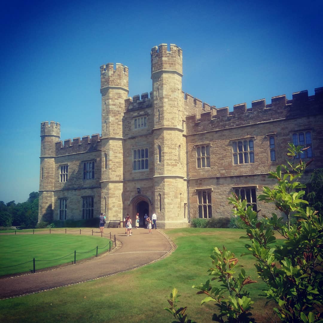 leedscastleuk's tweet photo. The Castle doors have swung open for the first time this Summer!

Welcome back! We couldn't be happier to once again invite you inside our glorious state rooms.

Remember to wear face masks and book a time slot online: https://t.co/1Qq7QdNv15 

#LeedsCastle #WelcomeBack https://t.co/riyq1NkCp3