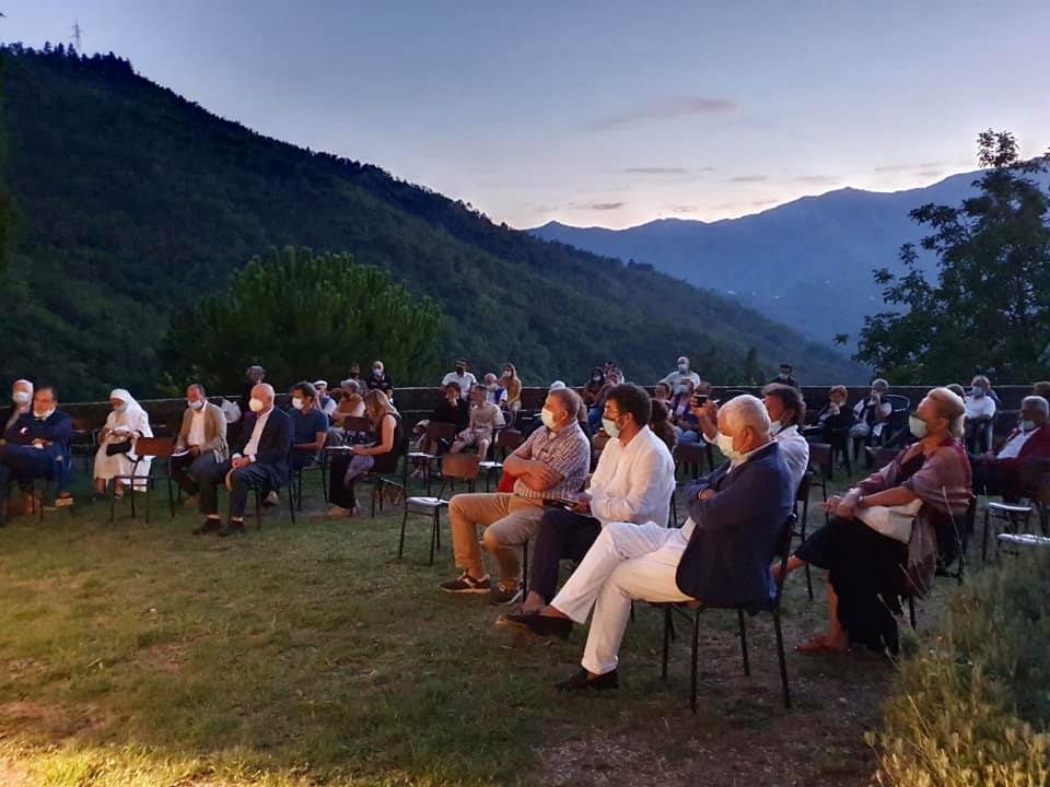 AnciLiguria's tweet photo. Sabato 8 agosto al @ComunBorzonasca inaugurazione dei lavori di #efficientamento luminoso e valorizzazione artistica del complesso abbaziale di #Borzone, finanziati attraverso il #Giubileo della #Luce, progetto di @minambienteIT e @comuni_anci 
▶️ https://t.co/3BJXRJFghz https://t.co/WRJp346AKm