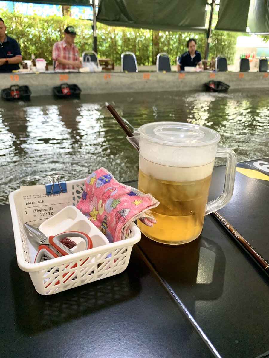 子猿とエビ釣りに来ましたが 難しい 周りのタイ人はガンガン釣ってるのに全く釣れ たーれっくのイラスト