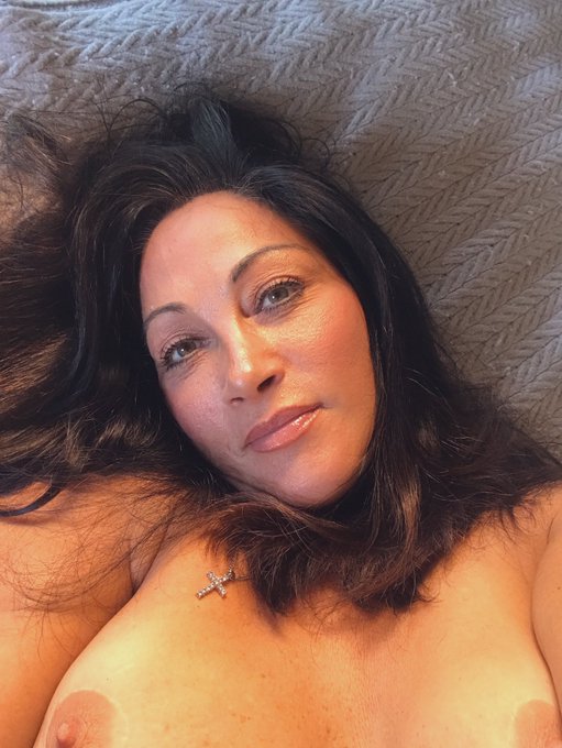 Hi guys come and join me now 😈😘😈😘😈 https://t.co/LlrncUwwNE