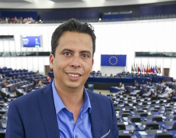 FrotChristophe's tweet photo. Rdv demain sur @CABWebTV pour #InSideCab, mon invité : @MounirSatouri "Eurodéputé @EELV. https://t.co/TWL0gGj1dF