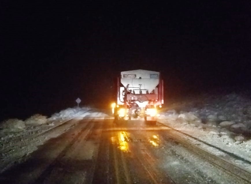 rominawinner's tweet photo. ❄️#Chubut 
#RN40 #EsquelEpuyén calzada con nieve por sectores. Equipos viales trabajando.
⚠️#RN260 emp. #Ruta40- #PasoHuemules, límite #Chile habilitada entre las 9 yv13hs.
Vía.@Marceyap
#VialidadNacional https://t.co/WwnAVBnUWL