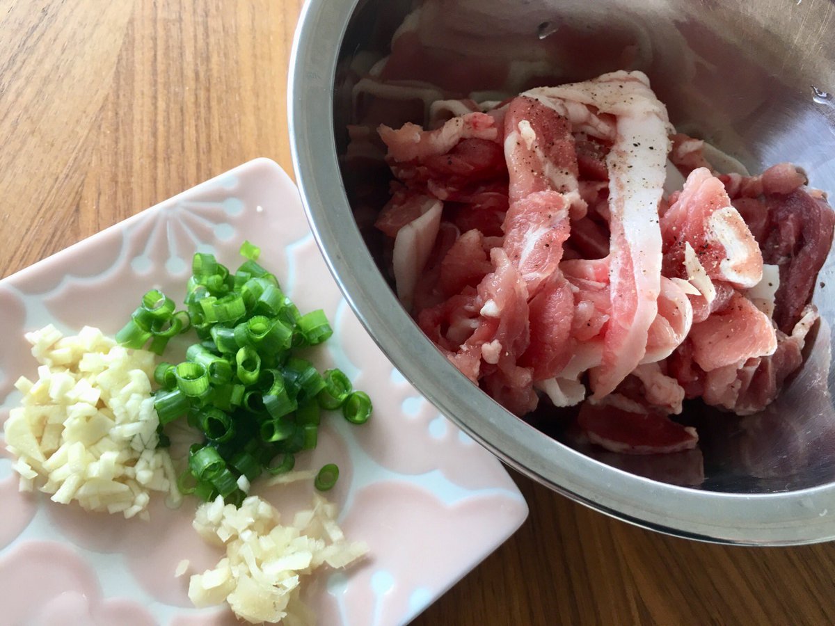 kawataru_j's tweet photo. 【👨🍳麻婆豆腐👨🍳】
葱、靄、椎茸、豚肉、木綿豆腐で作ったマイルドな味付けの麻婆豆腐✨
少量の大蒜、豆板醤、胡麻油を使うのがポイント✌️💫
美味しくいただきました😊
#mapotofu #tofu #doufu #homecooking #麻婆豆腐 #豆板醤 #中華 #手作り #男めし #家庭料理 #料理 https://t.co/KbaRmDTDlK