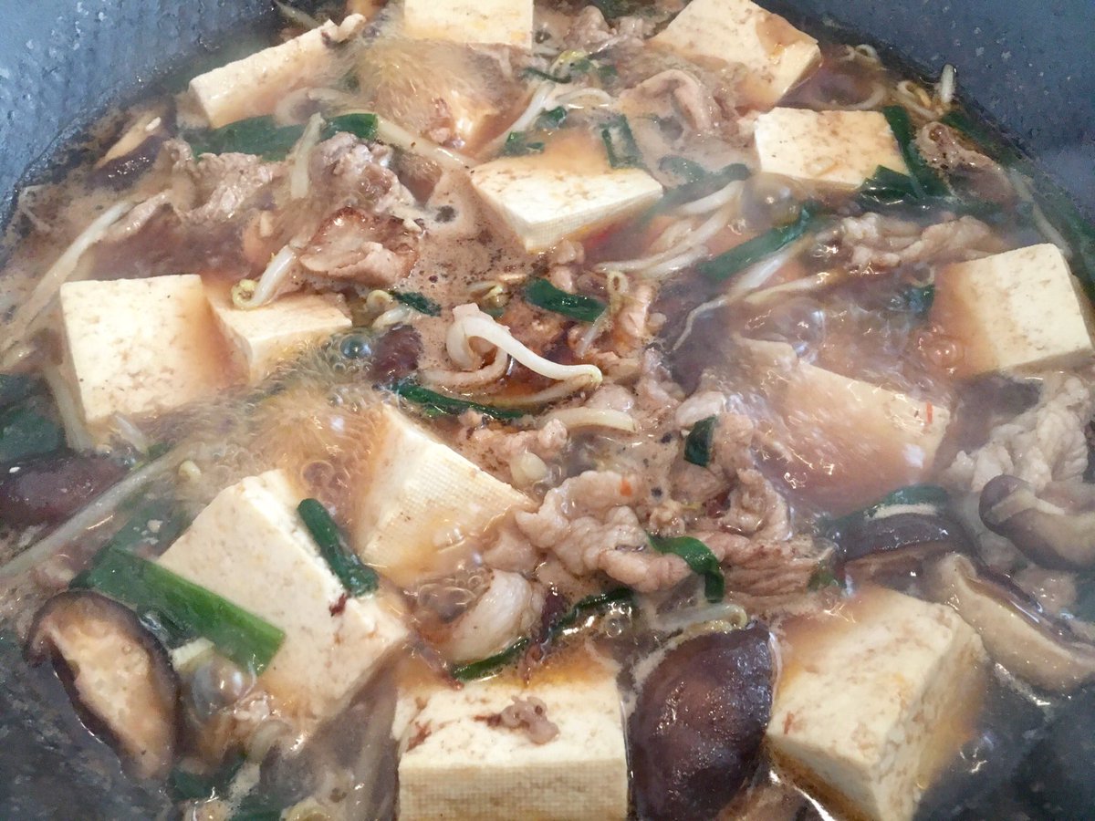 kawataru_j's tweet photo. 【👨🍳麻婆豆腐👨🍳】
葱、靄、椎茸、豚肉、木綿豆腐で作ったマイルドな味付けの麻婆豆腐✨
少量の大蒜、豆板醤、胡麻油を使うのがポイント✌️💫
美味しくいただきました😊
#mapotofu #tofu #doufu #homecooking #麻婆豆腐 #豆板醤 #中華 #手作り #男めし #家庭料理 #料理 https://t.co/KbaRmDTDlK