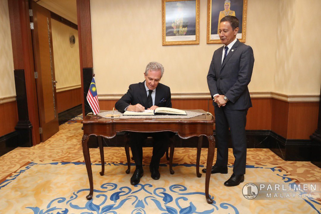 MYParlimen's tweet image. Kunjungan Hormat ke atas YB Datuk Azhar Azizan Harun, Yang di-Pertua Dewan Rakyat oleh  HE Ary Norton de Murat Quintella, Duta Besar Brazil ke Malaysia di Pejabat Yang di-Pertua Dewan Rakyat. (10/8/2020)

📷 Parlimen Malaysia | Adnan Khalip 

#ypdr
#dewanrakyat
#parlimenmalaysia