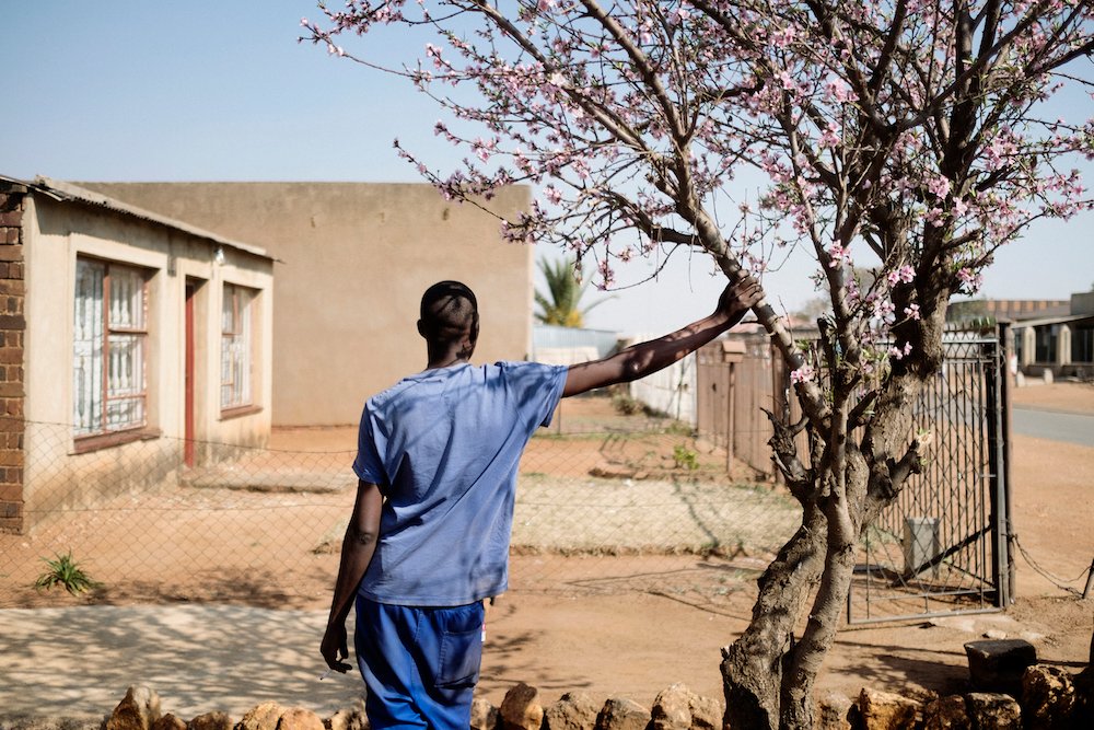 NEW: online artist talk on Wed 2 Sep. Join <a href="/LindokuhleSobe1/">Lindokuhle. Sobekwa</a>, South African photographer &amp; <a href="/MagnumPhotos/">Magnum Photos</a> associate in this unique talk. Book now 👉 bit.ly/2DhF9pv

📷: From Nyaope, 2014 © Lindokuhle Sobekwa